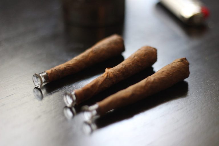 Read more about the article How to Roll the Perfect Backwoods Blunt with Glass Tip